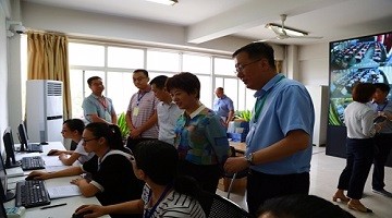 石家庄市副市长一行到河北师范大学附属中学中加班视察指导工作图片