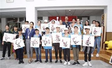 多国青少年到北京市私立汇佳学校共同体验中华传统文化图片