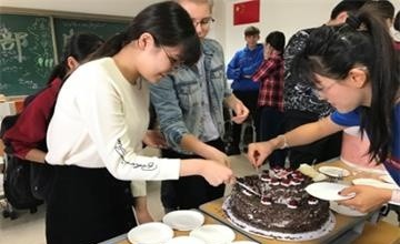 北京师范大学附属中学国际部举行生日庆祝会图片