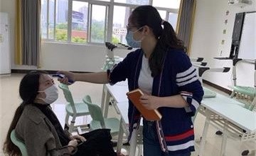 成都七中实验学校国际部举行预防新冠肺炎复课演练图片