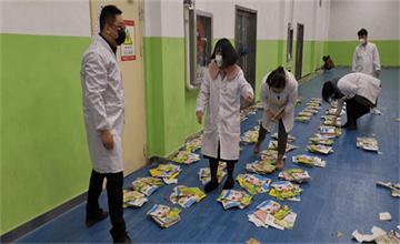 宅家学习防疫情，兰州万华中加教师送书上门暖人心图片