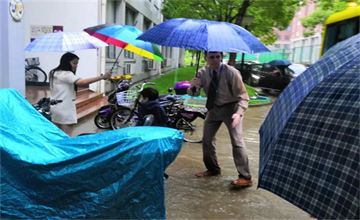 上海今晨暴雨，上海更新学校孩子们这样入校图片
