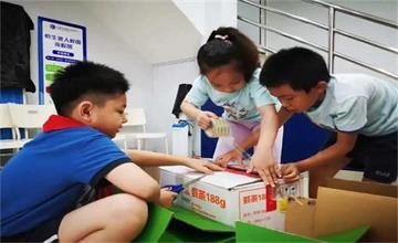 上海市民办协和双语尚音学校为云南山区学校孩子捐赠衣物图片