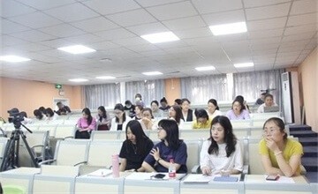 北京力迈中美学校性教育主题班会：观摩关爱自己，了解自己，接纳自己图片