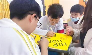 北京爱迪国际学校初中心手相牵，赋予青春期全新的打开方式图片
