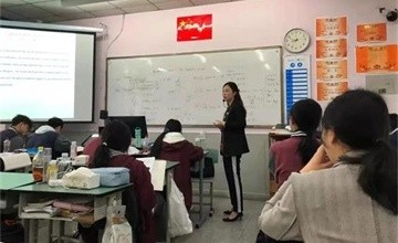 成都七中国际部数学组周玲老师专访：我从未长大，但从未停止成长！图片