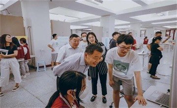 北京王府学校总校长接受“问校友”专访：深耕25载，打造中西合璧的名校风范图片