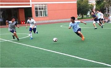 成都七中嘉祥外国语学校国际高中部新学期第一场足球赛开战图片