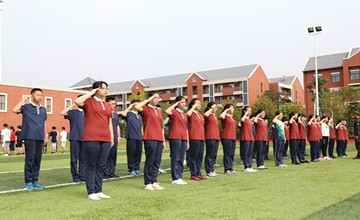 艳阳下，武汉海外学校的学生身姿挺拔图片