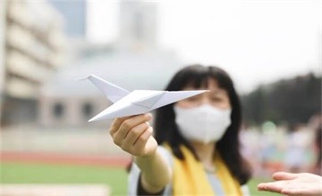 烟台耀华项目式学习：纸飞机需要什么条件才能飞得更远？图片