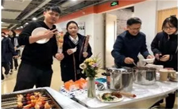上海新虹桥中学NHA国际高中全体师生与家委会成员感恩节日活动图片