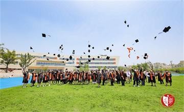 华东师范大学附属双语学校初中学生参与初中毕业典礼图片