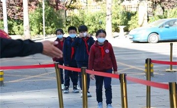 北京力迈中美国际学校启动防疫演练，校园防范常态化图片