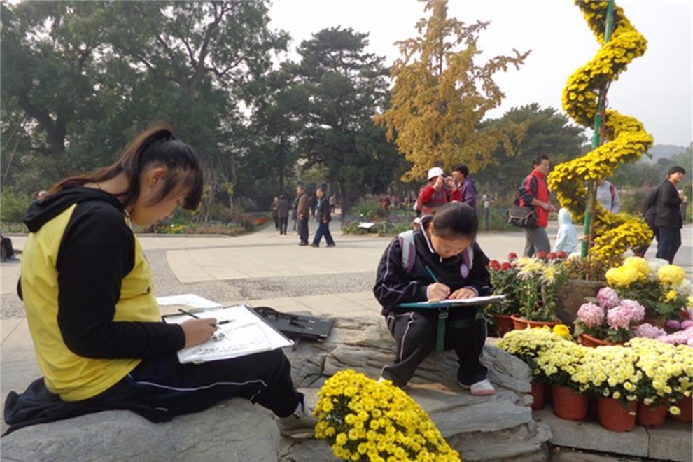 北京海淀区尚丽外国语学校公园写生活动图集