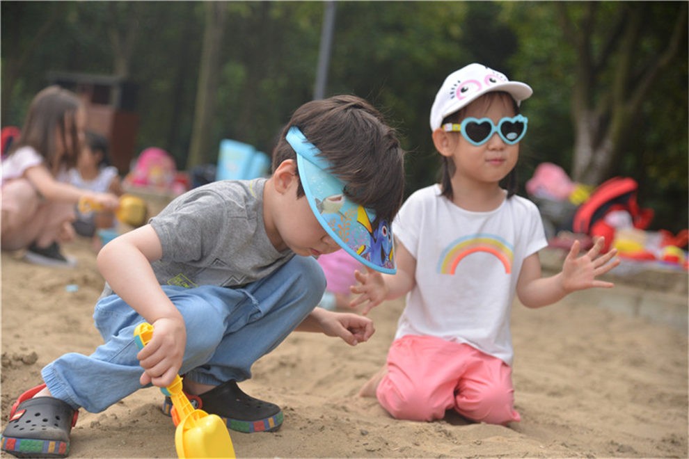 无锡国际学校幼儿园挖沙季户外活动图片1