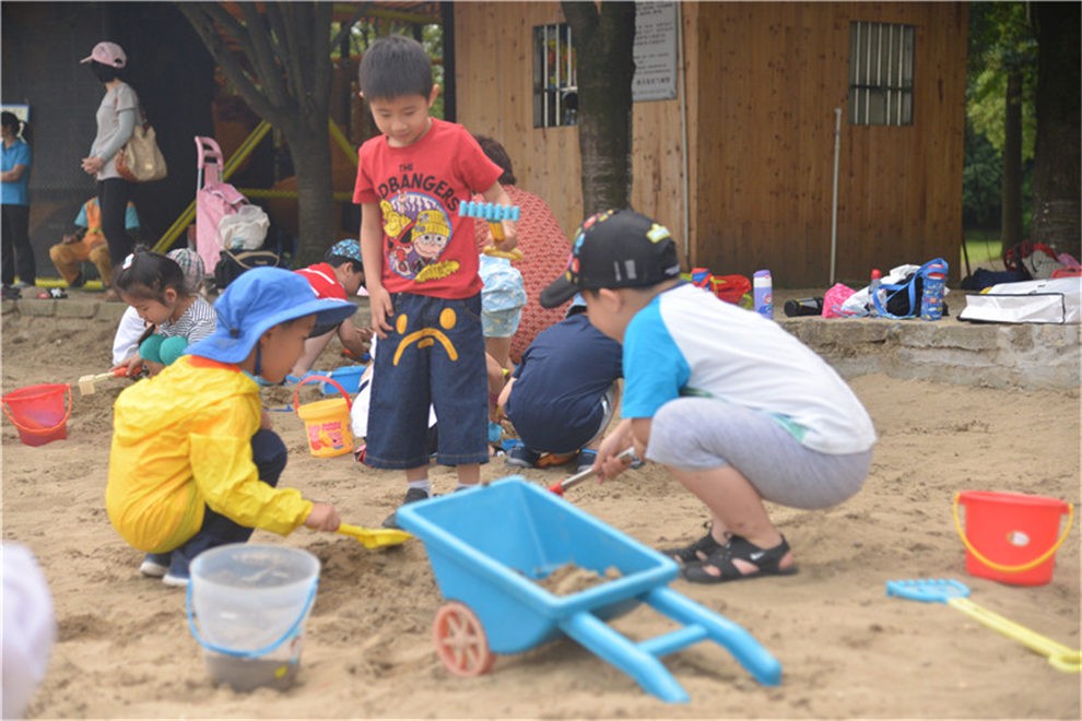 无锡国际学校幼儿园挖沙季户外活动图片5