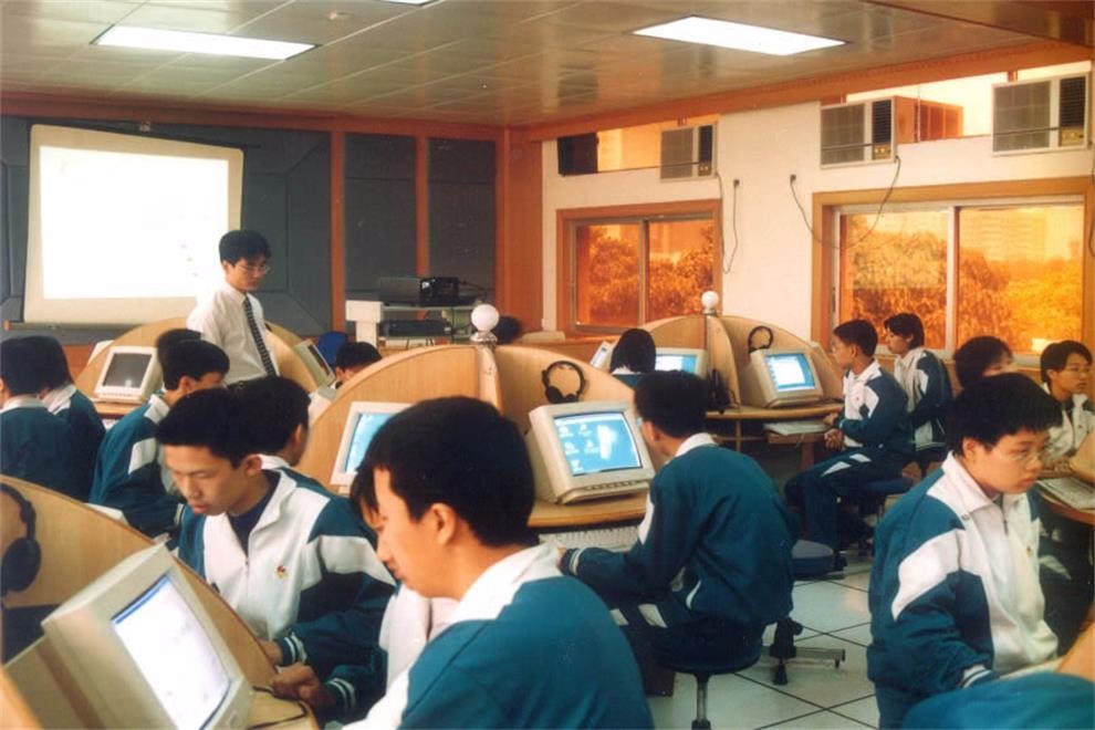 广东实验中学国际课初中校区计算机室