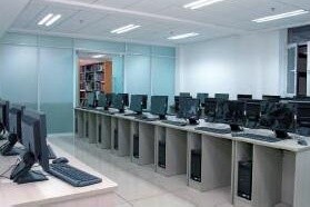 北京市第五十五中学国际部学生电脑教室图片