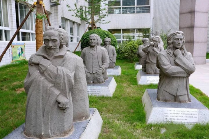 西安高新国际学校校园雕塑图片01