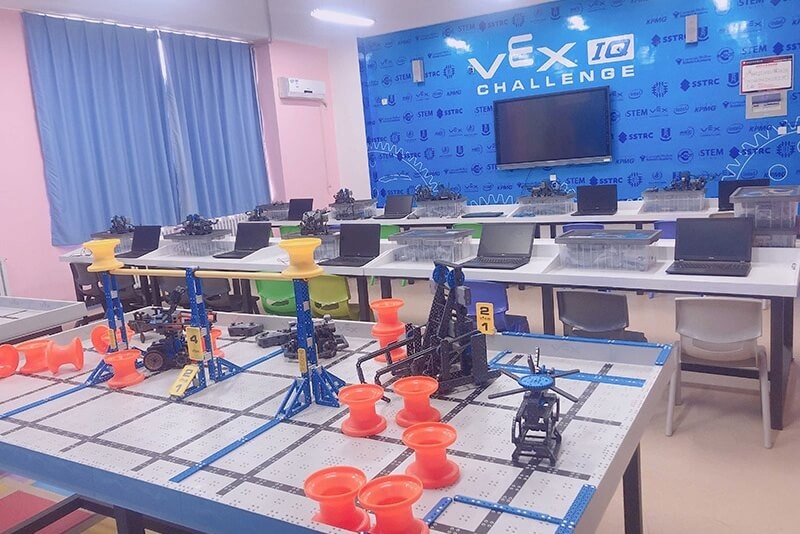 西安沣东中加学校机器人教室图片
