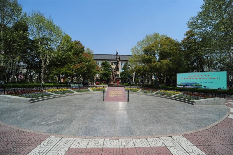 南京市第十三中学国际高中世纪广场图片