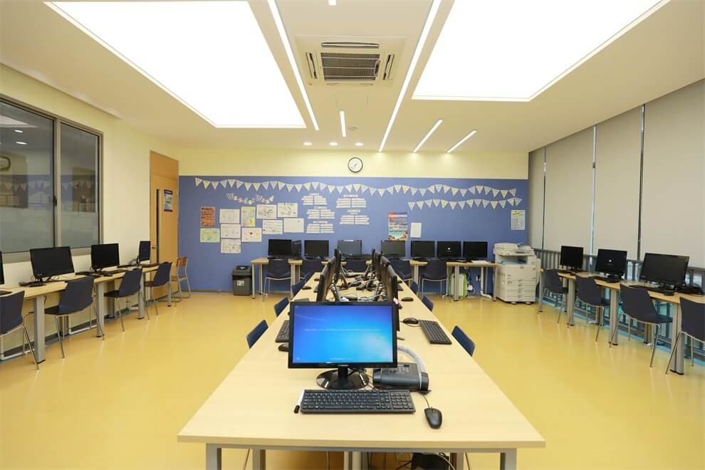 上海闵行区协和双语教科学校计算机房