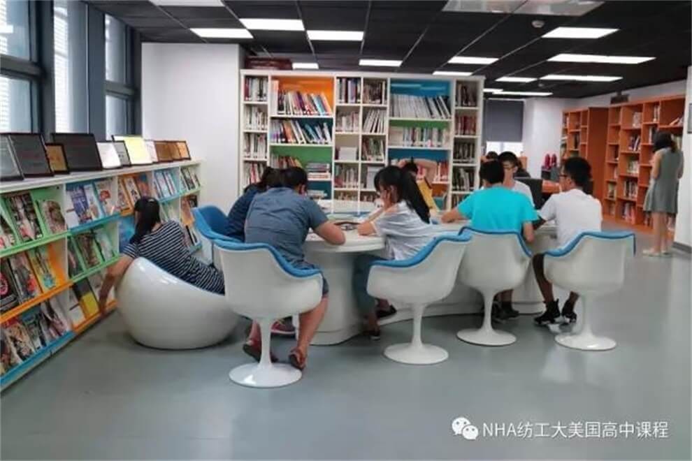 上海新虹桥中学NHA国际高中图书馆图片03
