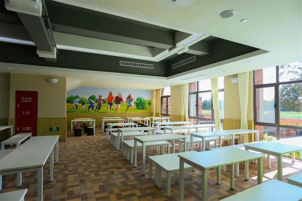 上海新纪元双语学校餐厅图片01