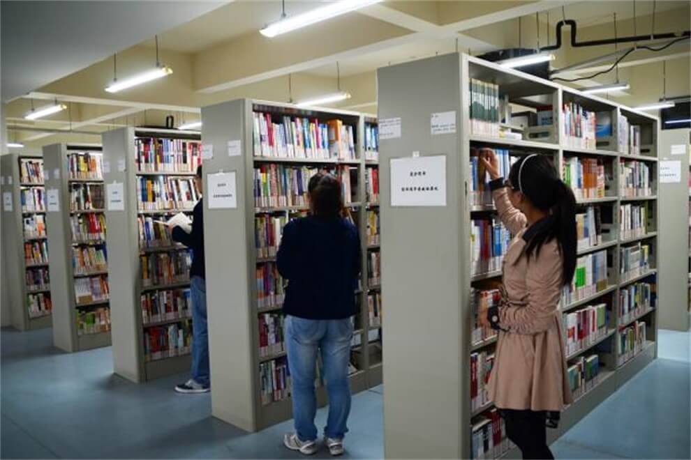上外贤达国际高中图书馆