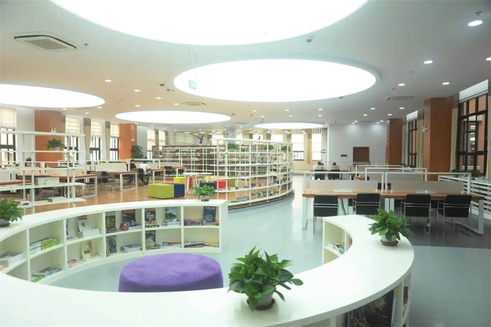 上海市大同中学国际班图书馆图集