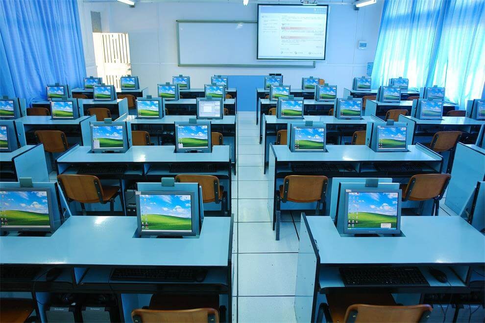 广州市增城区凤凰城中英文学校功能IT教室图片