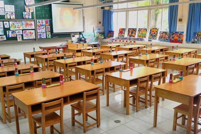 广州市增城区凤凰城中英文学校美术教室图片