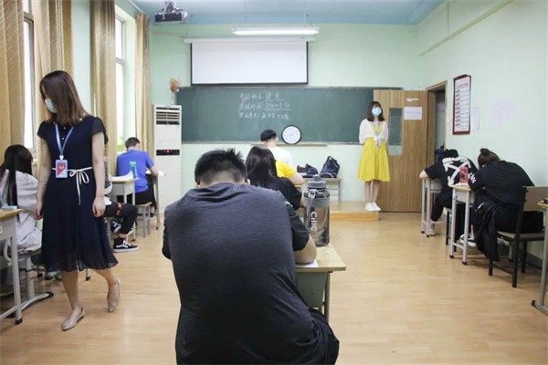 郑州基石中学国际部学生们考试图集