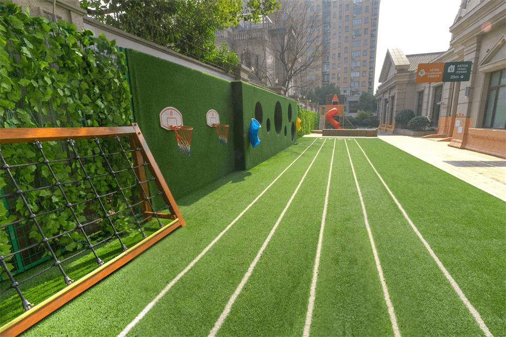 上海艾思坦幼儿园户外运动区