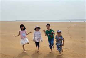 青岛耀中：幼教部的银沙滩户外行图片