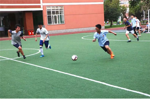 嘉祥外国语学校国际高中部新学期第一场足球赛
