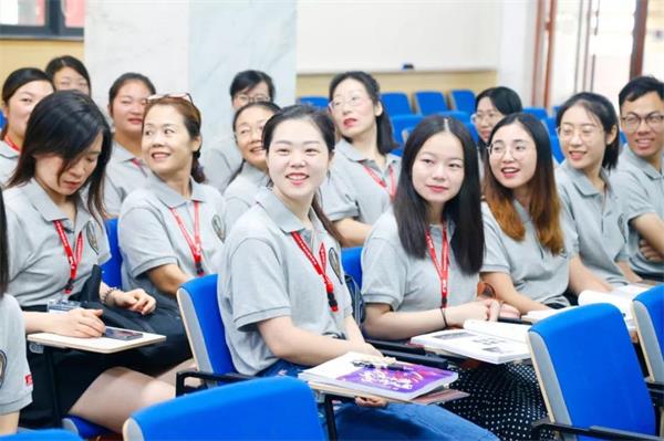 华南师大附属外国语学校新员工培训图片2