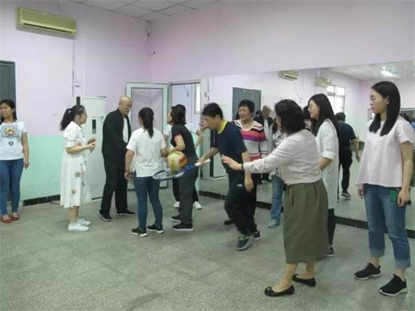 北京新亚学校组织教师体育娱乐活动图片02