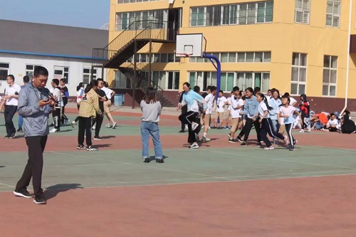 北京市剑桥中学“迎国庆”跳长绳比赛图片01