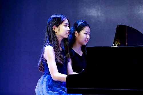 演奏者：Elaine Zhang & Martina Liu(Grade 7)