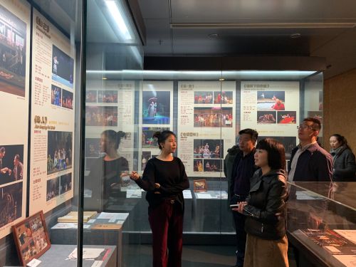 记北京二十五中国际部中加项目师生北京人艺戏剧博物馆社会实践活动图片5