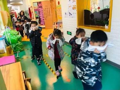天津艾毅国际幼儿园消防演习图片3