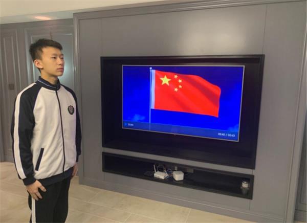 向国旗敬礼！---衡中国际部学生参与网络升旗仪式图片1