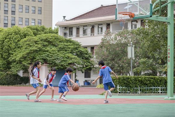 国际学校学生打篮球图片
