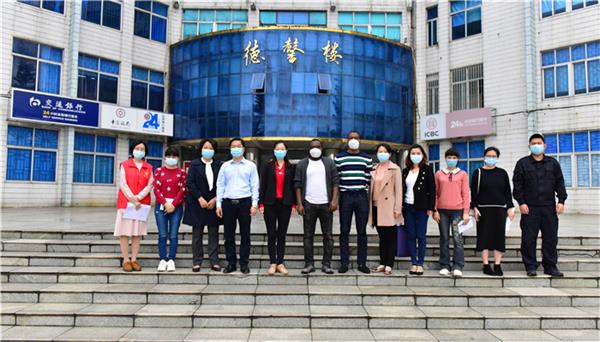 湛江市外事局探访湛江一中培才学校国际部外籍教师