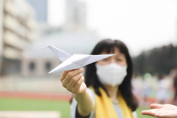 烟台耀华项目式学习：纸飞机需要什么条件才能飞得更远？01