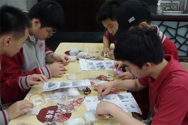 上海美达菲学校端午节包粽子献爱心活动图片1