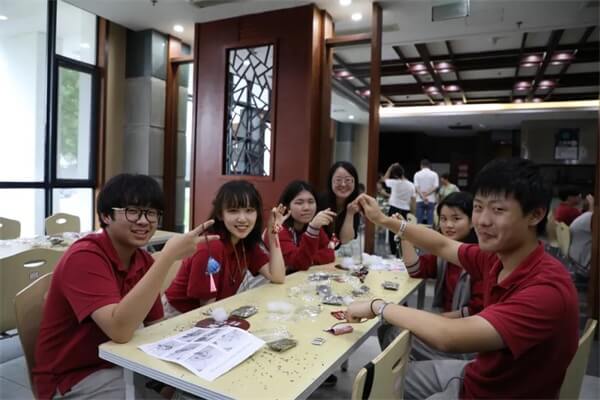 上海美达菲学校端午节包粽子献爱心活动图片2
