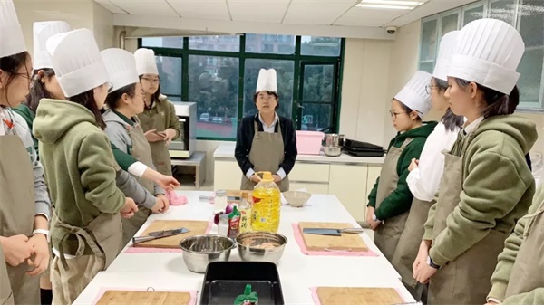 上海市民办平和学校生活管理中心为高中生量身打造家政厨艺实践课！