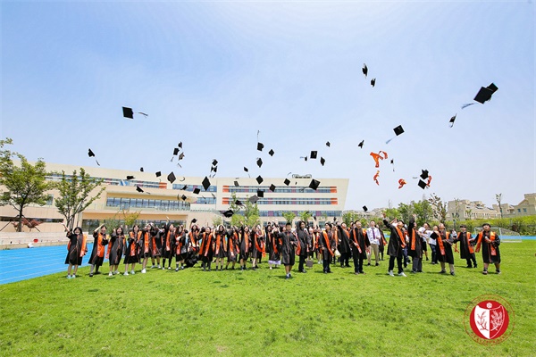 华东师范大学附属双语学校初中学生参与初中毕业典礼